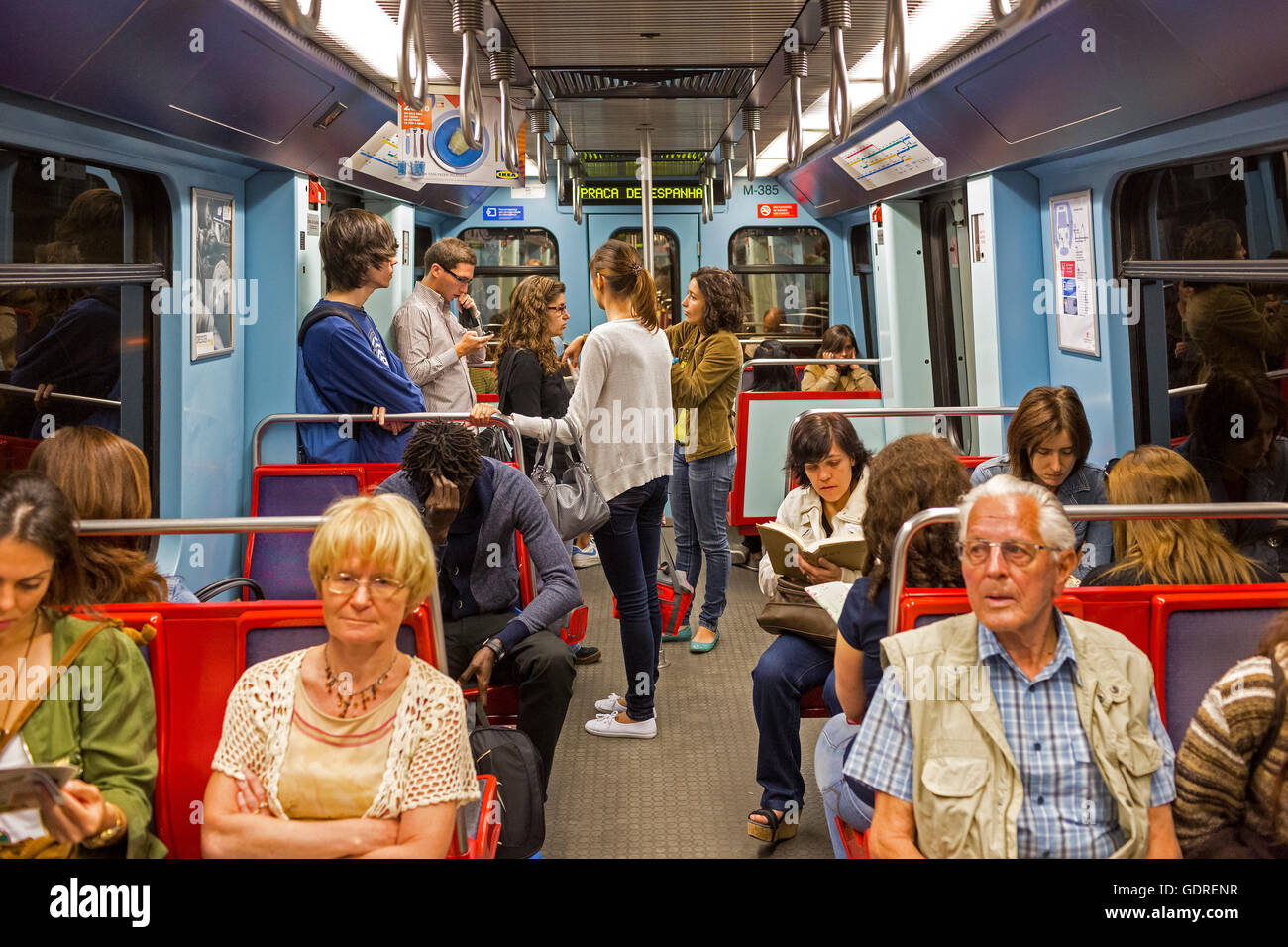 Metro a Lisbona con i passeggeri, alla metropolitana, Lisbona, distretto di Lisbona, Portogallo, Europa, viaggi, fotografia di viaggio Foto Stock
