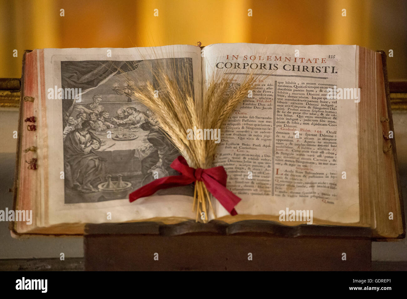 Bibbia illustrata con gioielli di perline, Bibbia latina, Corporis Christi, Capela dos Ossos parede,, Cappella delle Ossa, osso cappella, Foto Stock