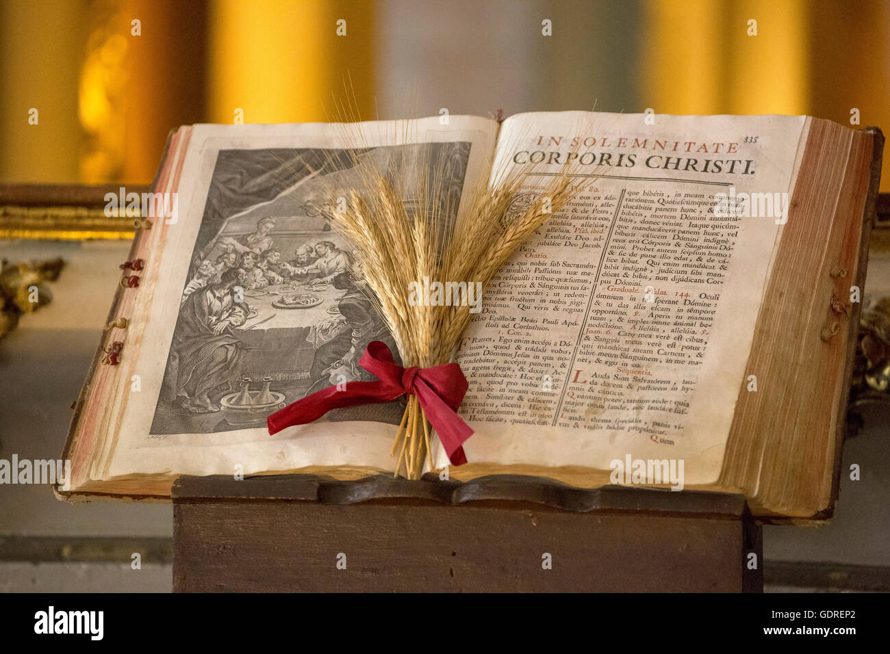 Bibbia illustrata con gioielli di perline, Bibbia latina, Corporis Christi, Capela dos Ossos parede,, Cappella delle Ossa, osso cappella, Foto Stock
