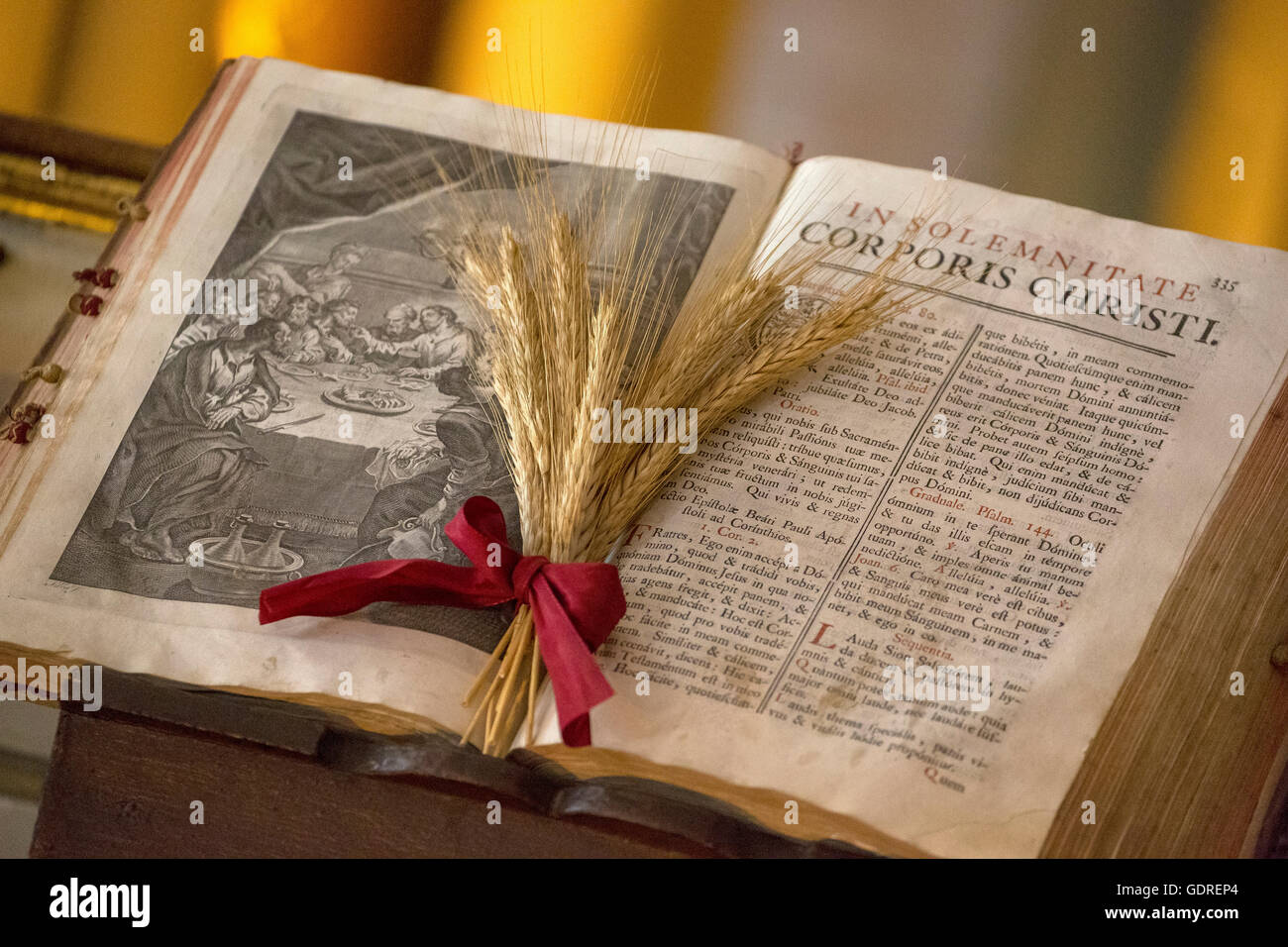 Bibbia illustrata con gioielli di perline, Bibbia latina, Corporis Christi, Capela dos Ossos parede,, Cappella delle Ossa, osso cappella, Foto Stock
