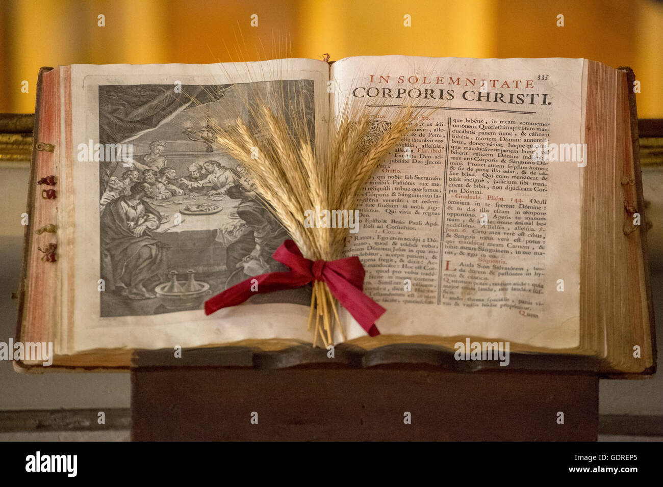 Bibbia illustrata con gioielli di perline, Bibbia latina, Corporis Christi, Capela dos Ossos parede,, Cappella delle Ossa, osso cappella, Foto Stock