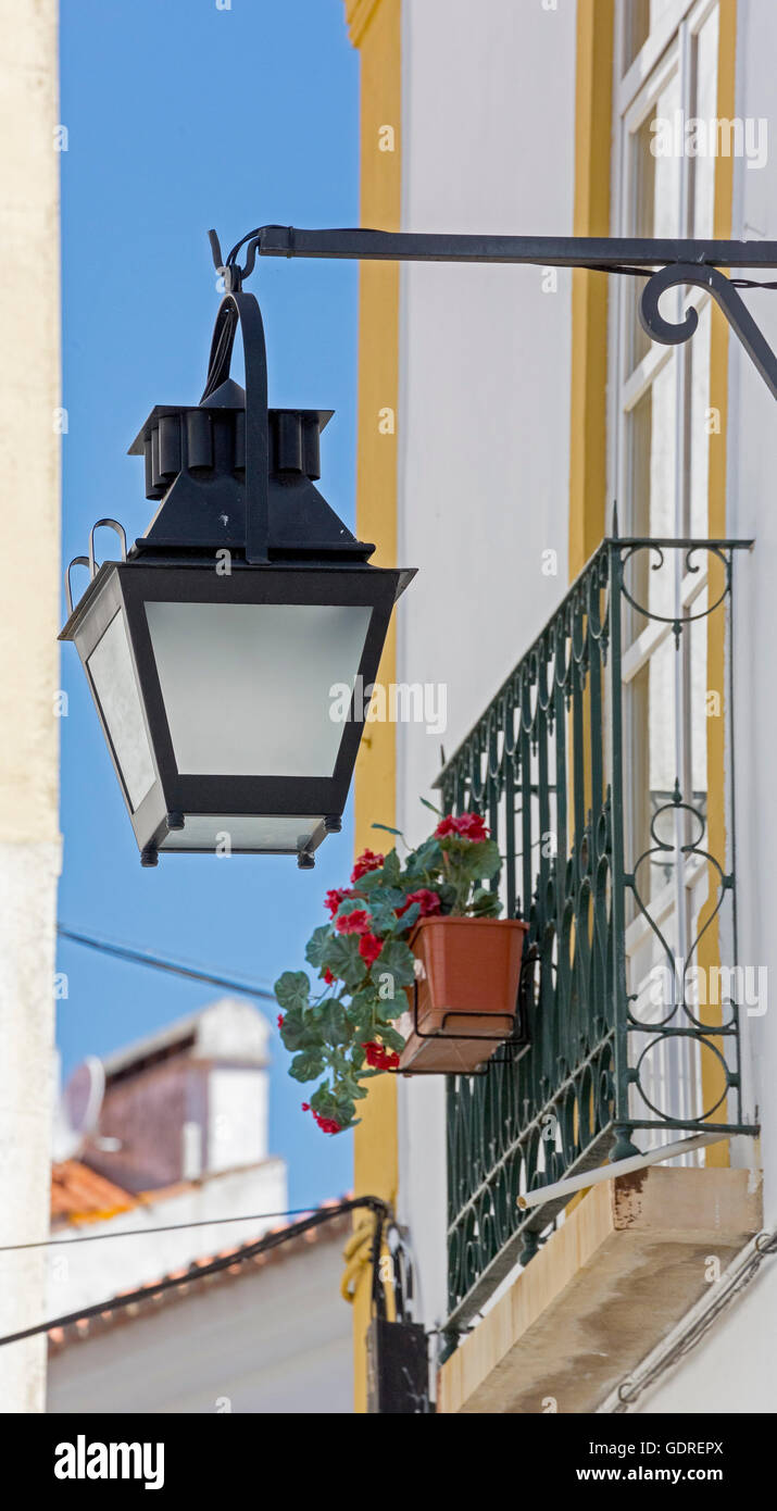 Vicolo in Evora con lanterne, Evora, distretto di Évora, Portogallo, Europa, viaggi, fotografia di viaggio Foto Stock