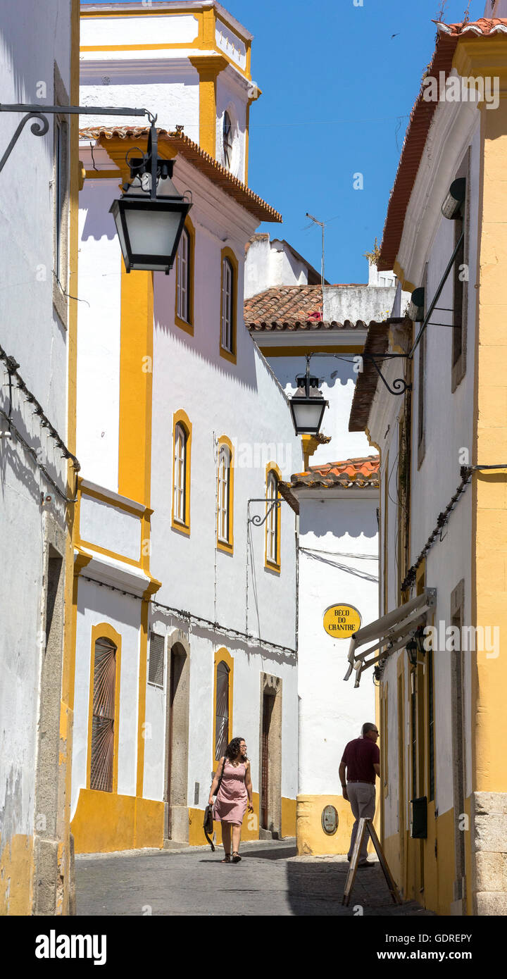 Vicolo in Evora con lanterne, Evora, distretto di Évora, Portogallo, Europa, viaggi, fotografia di viaggio Foto Stock