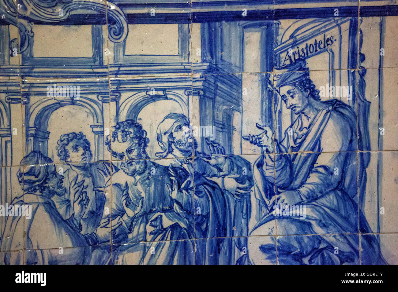 Aristotele insegnante sulle piastrelle, classic Azulejos nell'Università, Colégio fare Esírito Santo, vecchia Università di Evora, Portogallo, Foto Stock