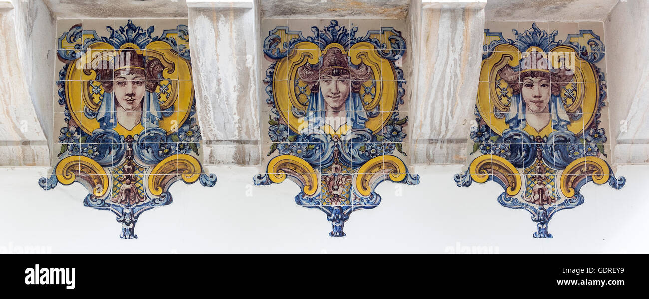 Piastrelle dipinte con teste femminili in stile Art Nouveau Azulejos, Lisbona, Lisbona, Portogallo, Europa, Sintra Lisbona, Lisbona, Portogallo Foto Stock