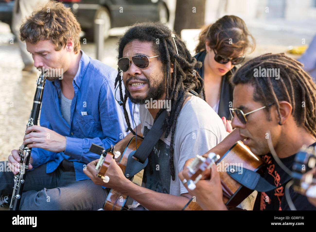 Musicisti di strada nella città di Lisbona, Lisbona, distretto di Lisbona, Portogallo, Europa viaggi, fotografia di viaggio Foto Stock