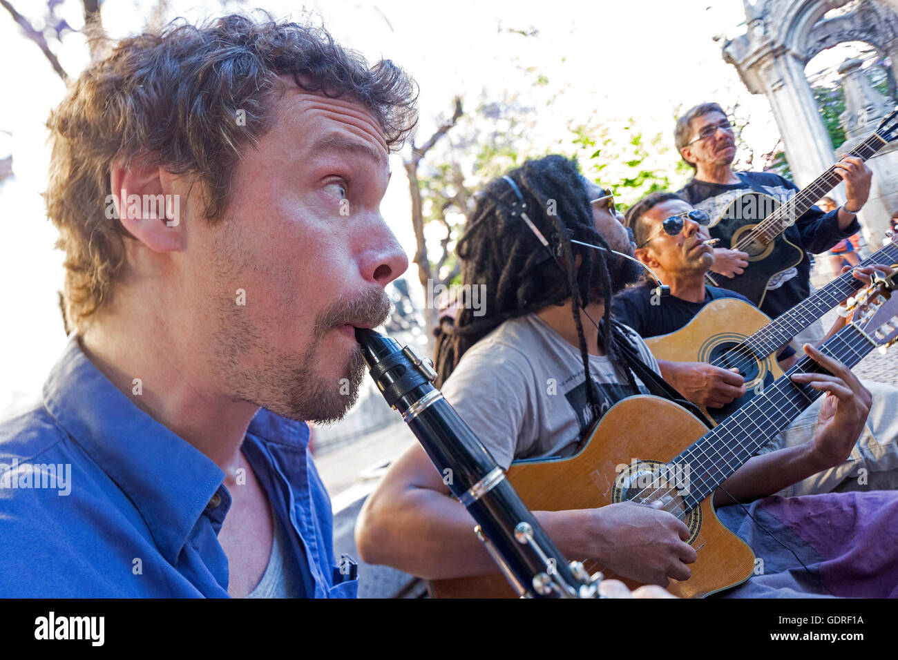 Musicisti di strada nella città di Lisbona, Lisbona, distretto di Lisbona, Portogallo, Europa viaggi, fotografia di viaggio Foto Stock