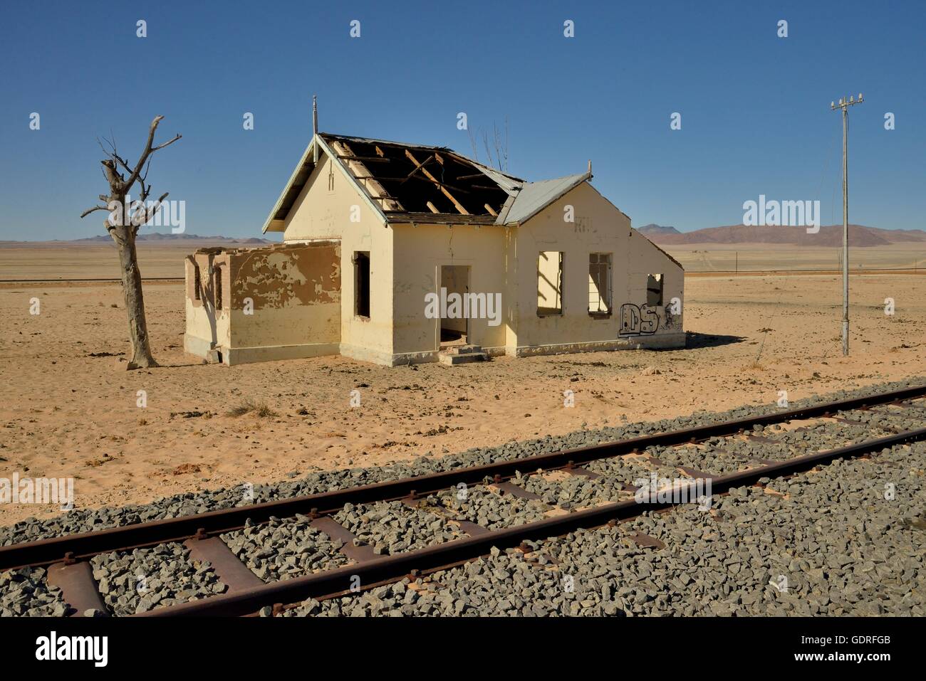 Casa abbandonati accanto ai binari del treno, ex stazione ferroviaria di Garub, Aus, Karas Regione, Namibia Foto Stock
