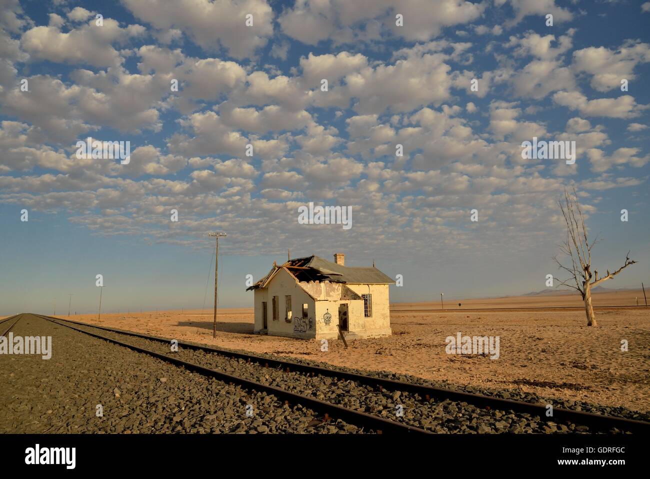 Casa abbandonati dai binari della ferrovia tedesca ex stazione ferroviaria di Garub, Aus, Karas Regione, Namibia Foto Stock