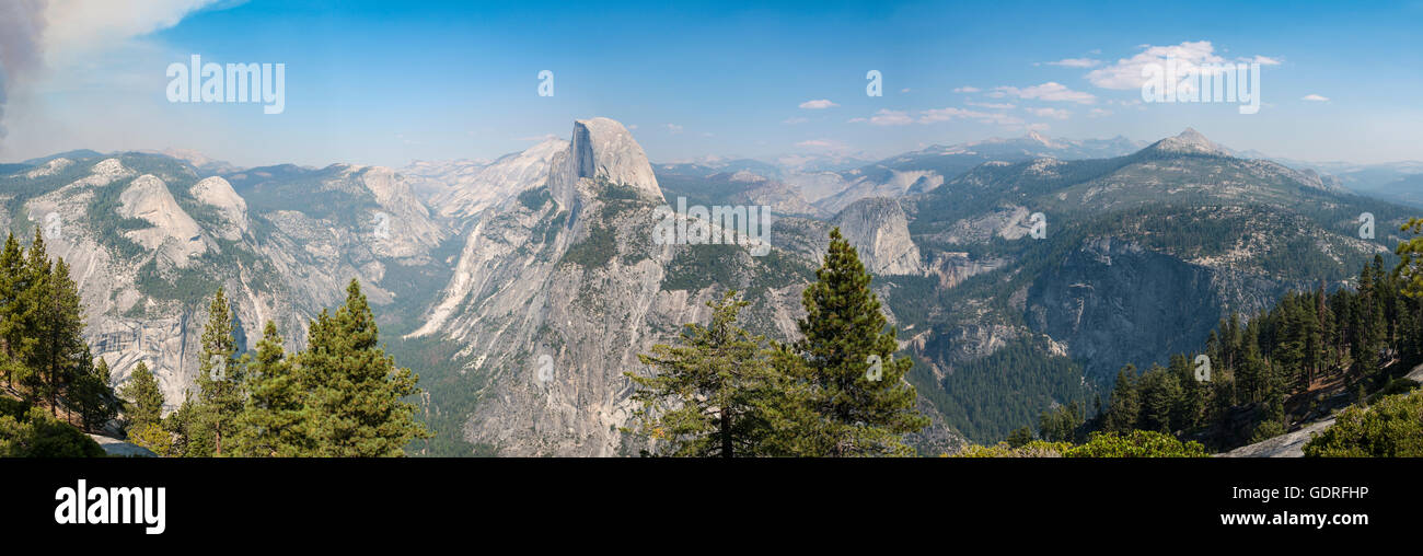 Vista dal sentiero per il Glacier Point a Yosemite Valley con mezza cupola, Yosemite National Park, California, Stati Uniti d'America Foto Stock
