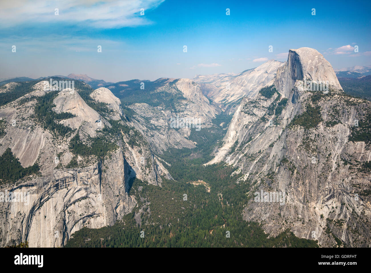 Vista dal punto ghiacciaio di Yosemite Valley con mezza cupola, Yosemite National Park, California, Stati Uniti d'America Foto Stock
