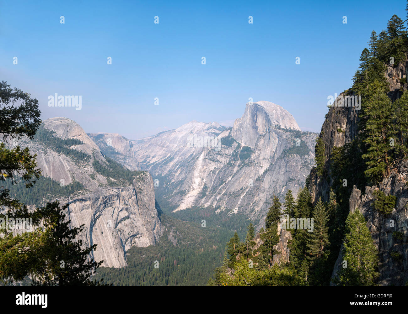 Vista da Four Mile Trail per Yosemite Valley con mezza cupola, Yosemite National Park, California, Stati Uniti d'America Foto Stock