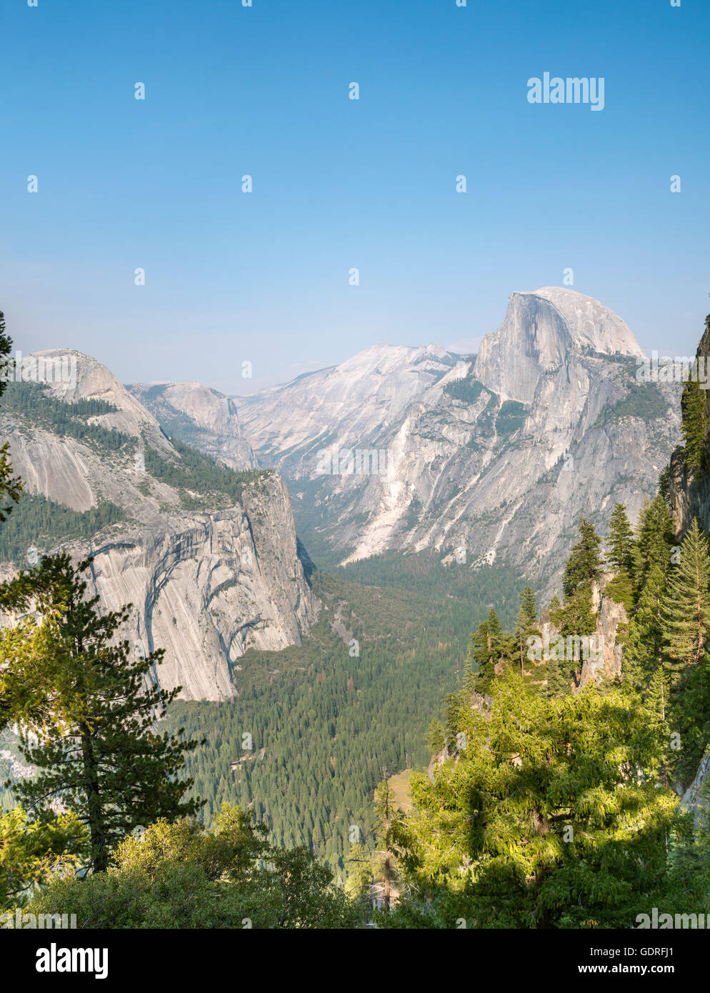 Vista da Four Mile Trail per Yosemite Valley con mezza cupola, Yosemite National Park, California, Stati Uniti d'America Foto Stock