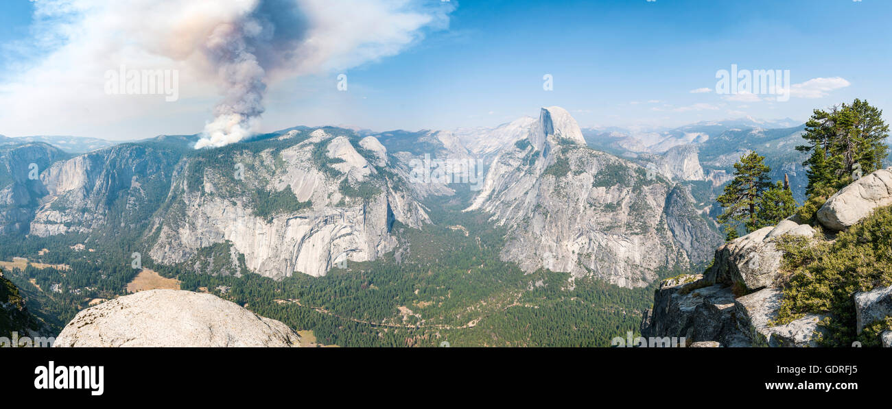 Vista dal punto ghiacciaio di Yosemite Valley con mezza cupola, Forest Fire con fumo, Yosemite National Park, California, Stati Uniti d'America Foto Stock