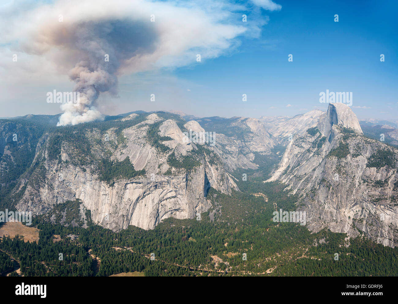 Vista dal punto ghiacciaio di Yosemite Valley con mezza cupola, Forest Fire con fumo, Yosemite National Park, California, Stati Uniti d'America Foto Stock