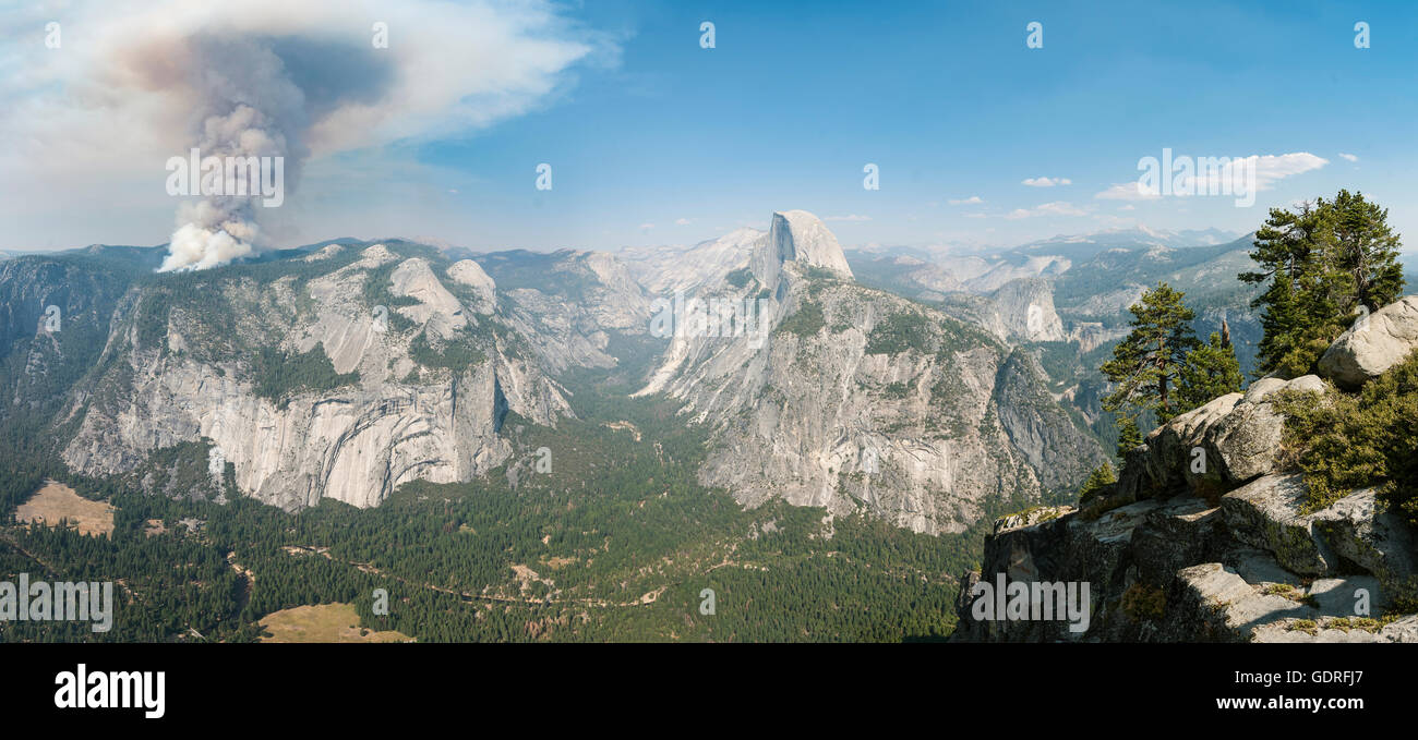 Vista dal punto ghiacciaio di Yosemite Valley con mezza cupola, Forest Fire con fumo, Yosemite National Park, California, Stati Uniti d'America Foto Stock