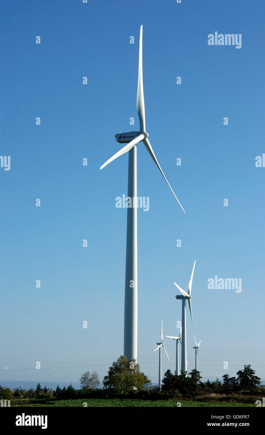 Le turbine eoliche di alleato per centrali eoliche Mercoeur, Département Haute Loire, Francia, Europa Foto Stock