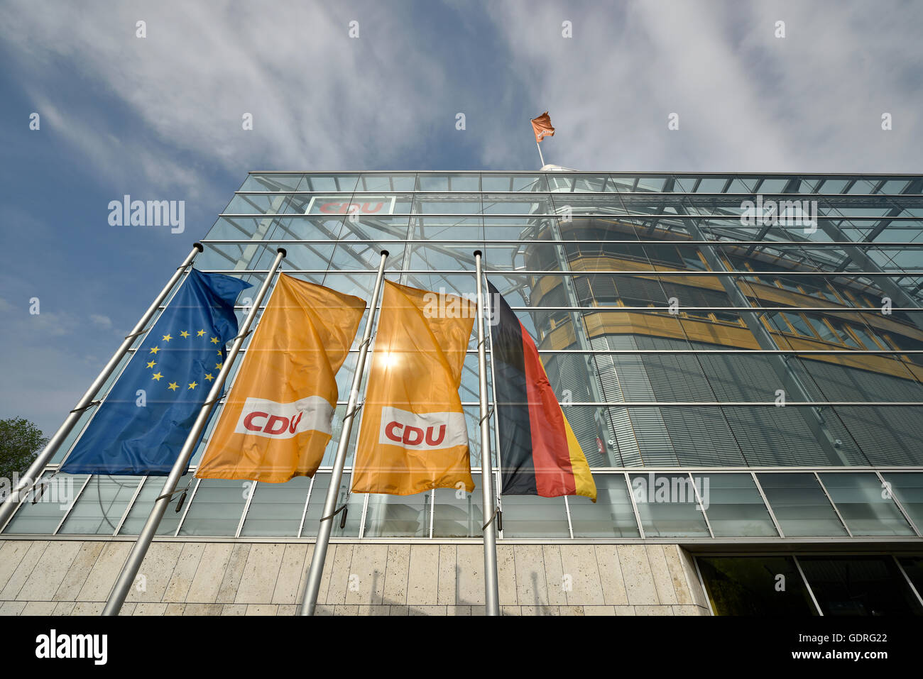 Bandiere in streaming al quartier generale CDU, ufficio, Berlino, Germania Foto Stock