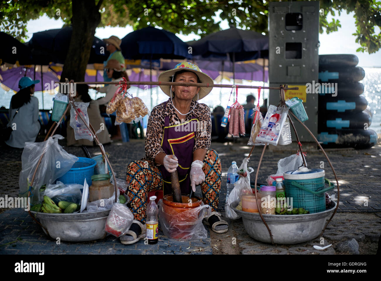 Fornitore di cibo di strada in Thailandia. Thailandia. S. E. Asia Foto Stock