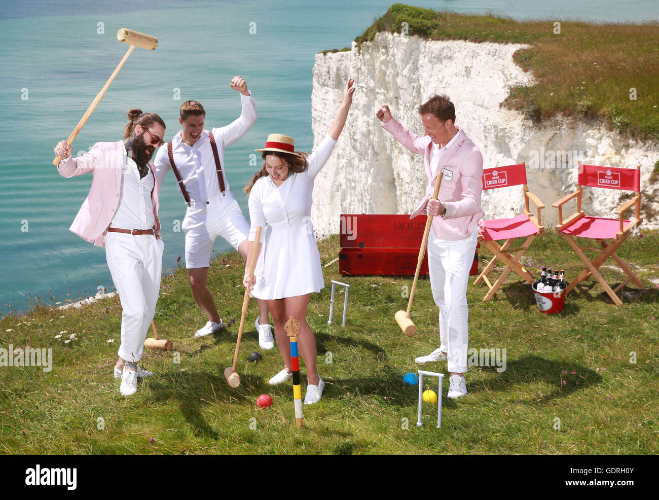 Solo uso editoriale (da sinistra a destra) Ricki Hall, Tom Bowen, Susanna Dekker e Joe Jaques, il nipote Great-Great dell'inventore di croquet, prendere parte al Pimm's Extreme sidro Croquet Cup per le Bianche Scogliere di Dover, per celebrare il 165º anniversario del gioco che coincide con 165 anni di Pimm's produzione. Foto Stock