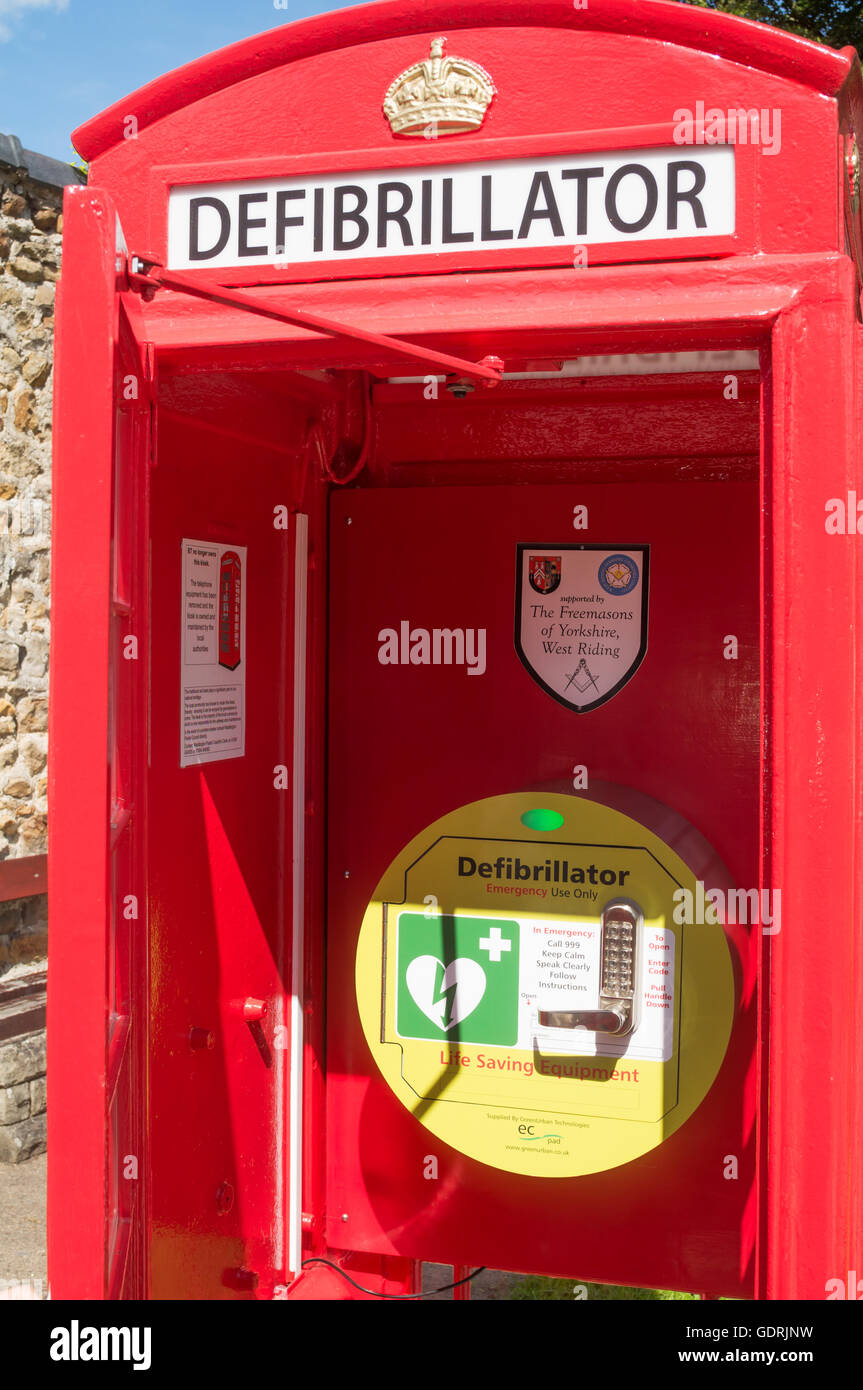 Un defibrillatore entro un telefono kiosk. Waddington, Lancashire, Inghilterra, Regno Unito Foto Stock