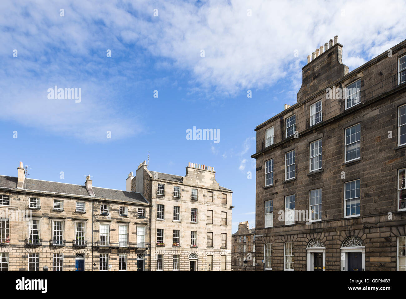 Caratteristica cittadina georgiana case e tenements al posto di Drummond in New Town, Edimburgo. Foto Stock