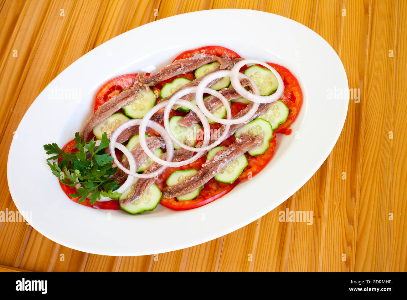 Salate i filetti di acciuga con spezie mediterranee ed erbe aromatiche Foto Stock