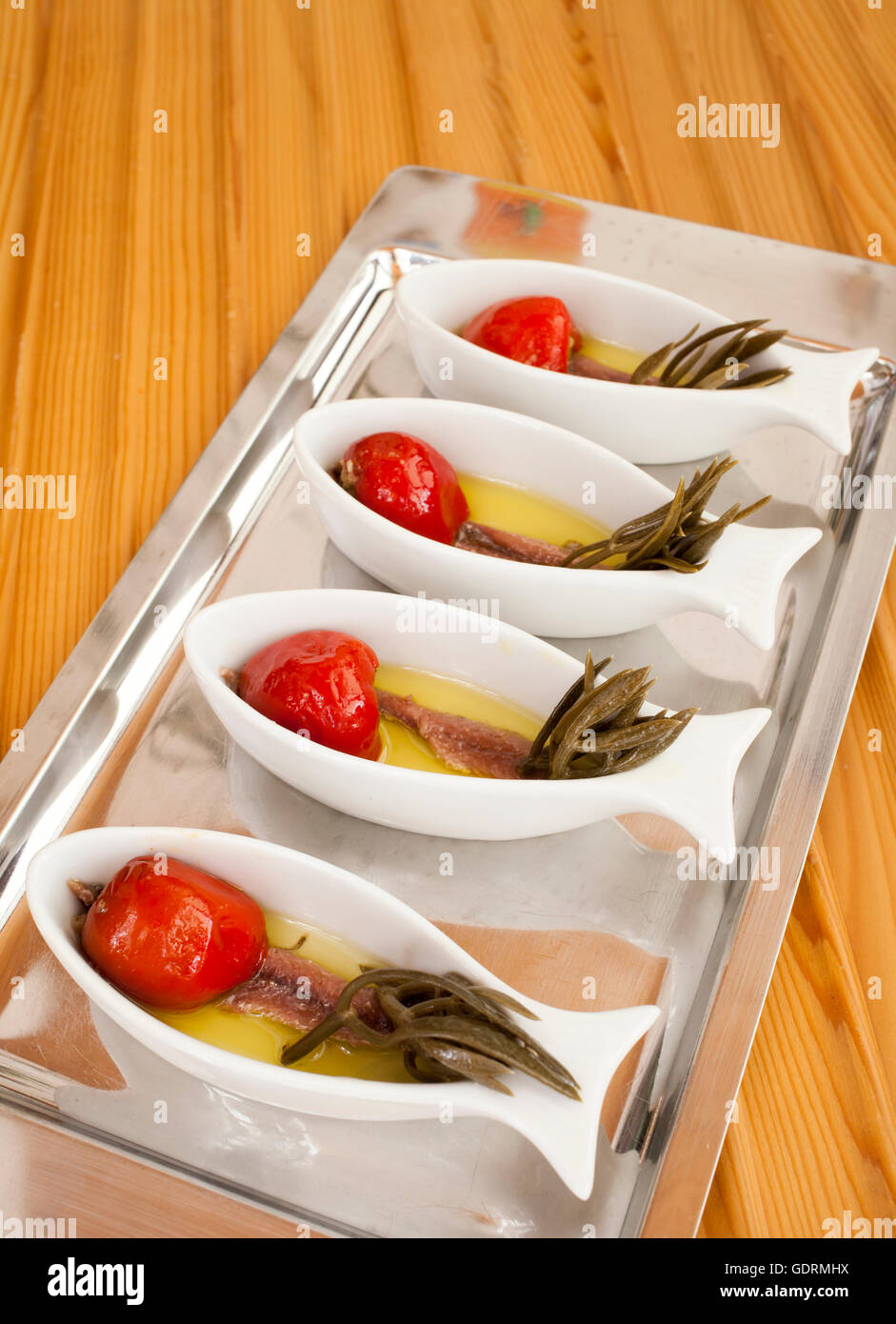 Salate i filetti di acciuga con spezie mediterranee ed erbe aromatiche Foto Stock