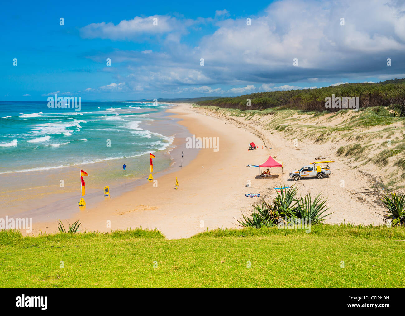 La vita di Surf rescue impostare e mantenere un occhio su persone nuoto tra bandiere su di una spiaggia incantevole presso la North Stradbroke Island Foto Stock
