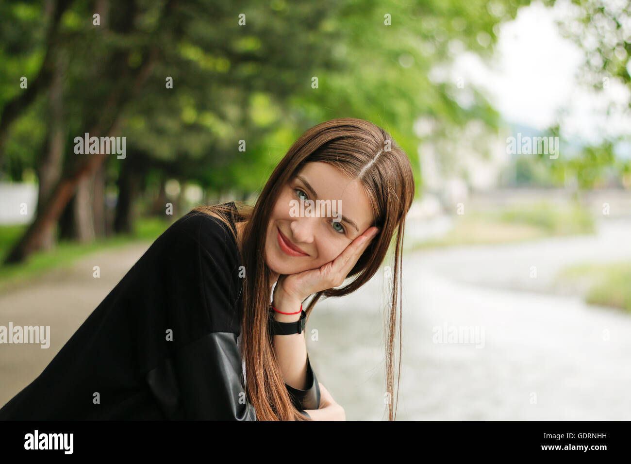 Ragazza carina a divertirsi sulla giornata di sole Foto Stock