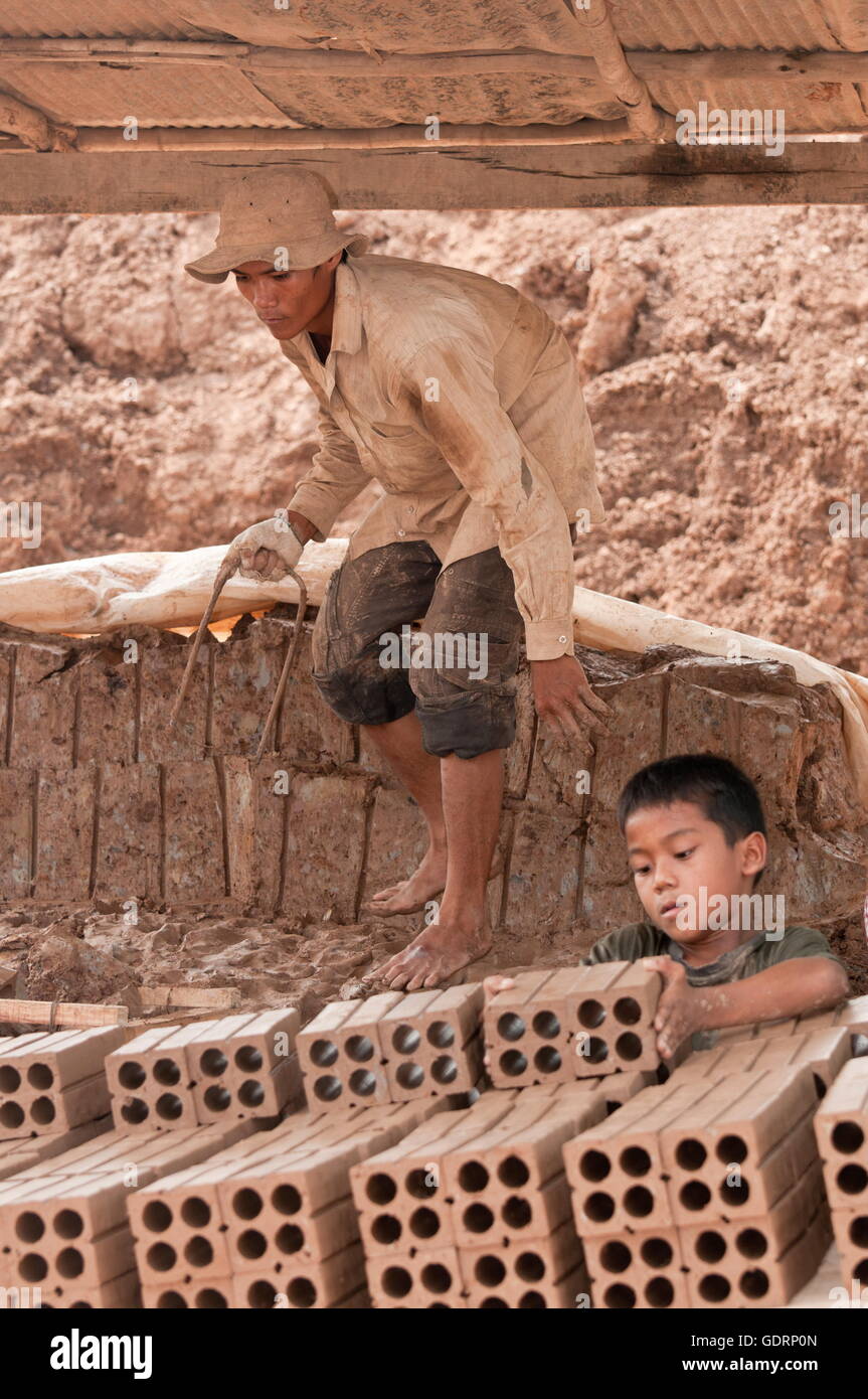 Geografia / viaggi, la Cambogia, il popolo lavoratore in cantiere di mattoni, Kampong dom Rey, Additional-Rights-Clearance-Info-Not-Available Foto Stock