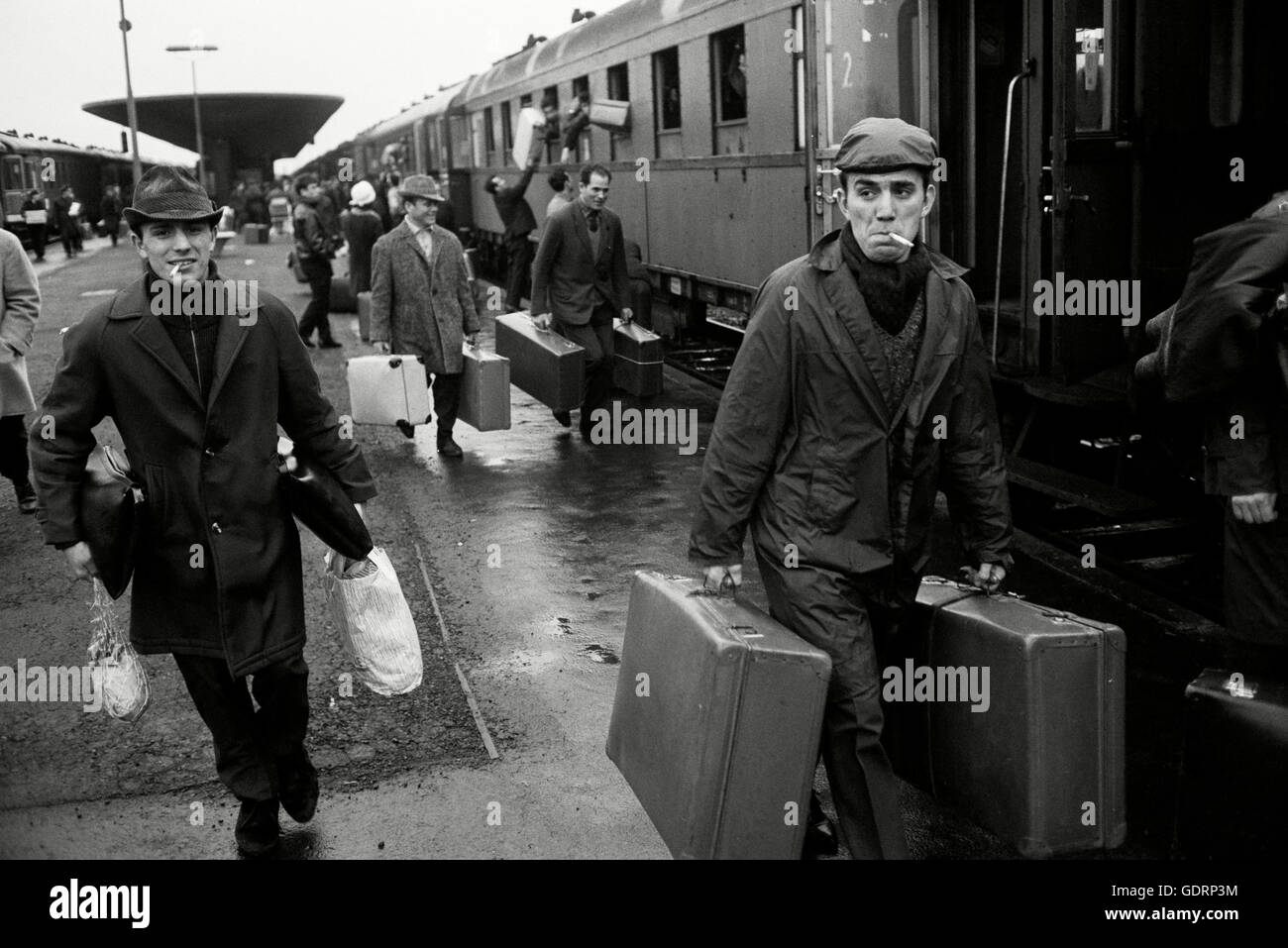 'Italiano ''Gastarbeiter " presso la stazione dei treni di Wolfsburg, 1966' Foto Stock