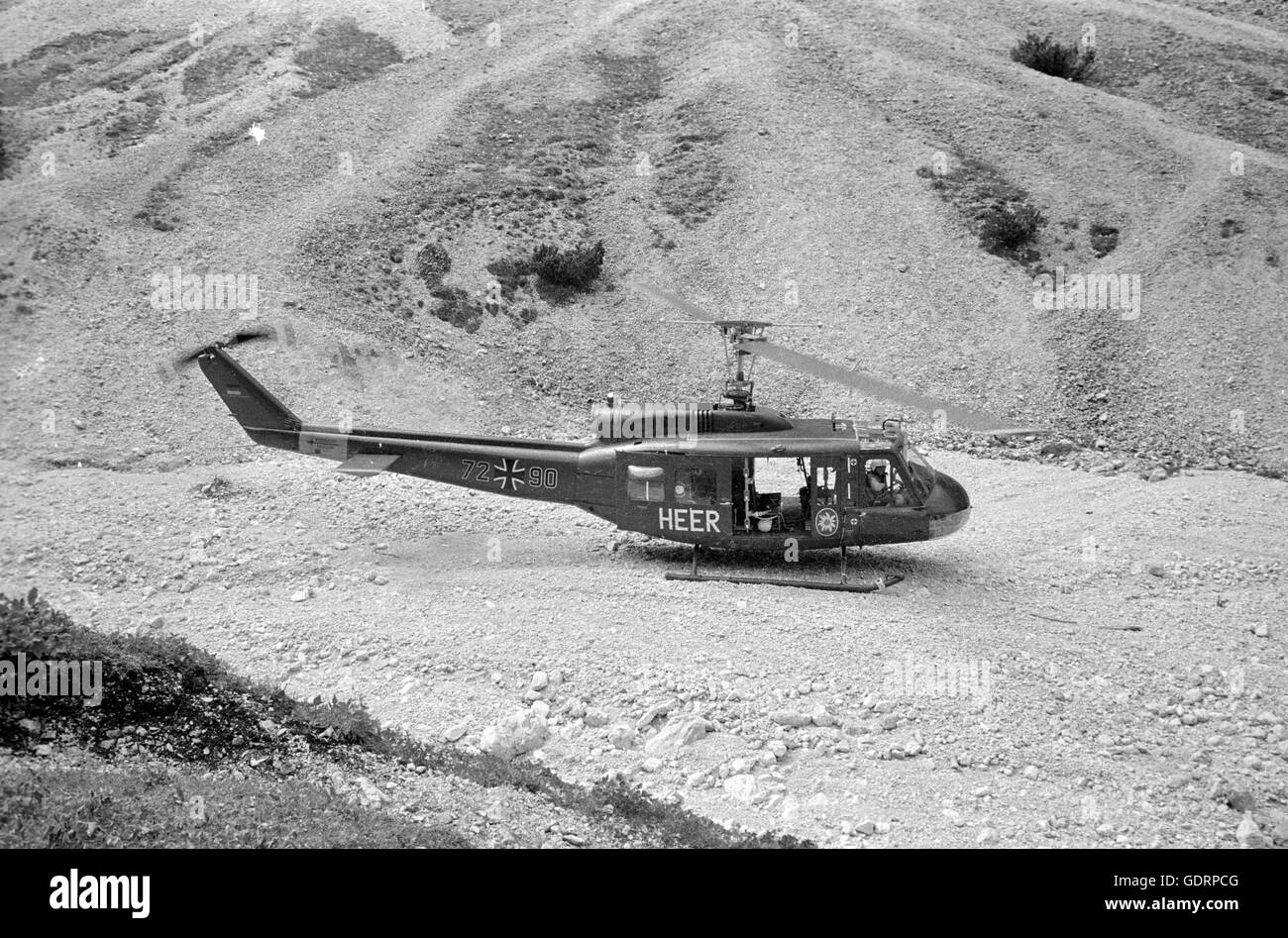 Salvataggio in elicottero del tipo Bell UH-1D in azione, 1970 Foto Stock