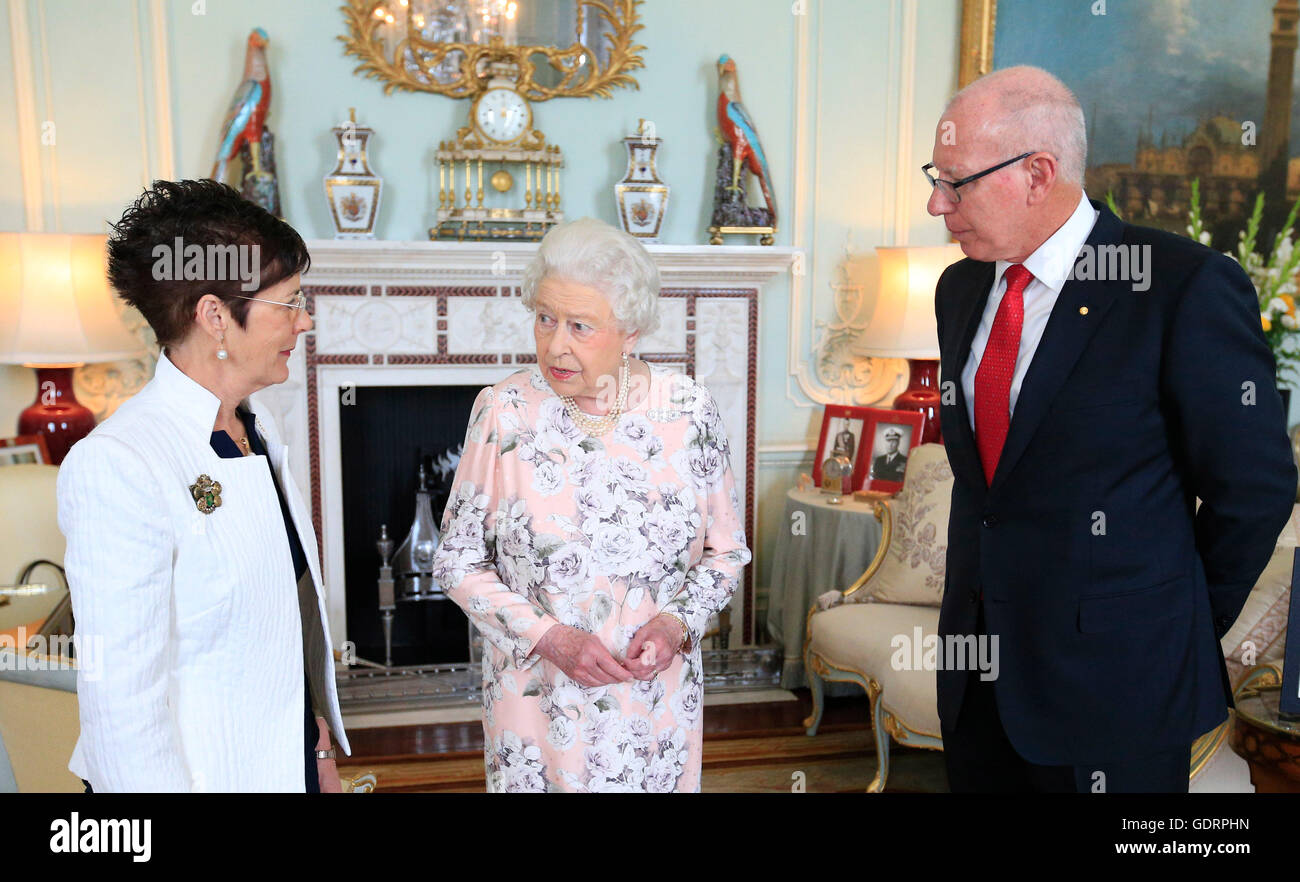 Queen Elizabeth II riceve David Hurley (a destra), governatore del Nuovo Galles del Sud e sua moglie Linda Hurley (sinistra), all'inizio di una udienza privata a Buckingham Palace di Londra. Foto Stock
