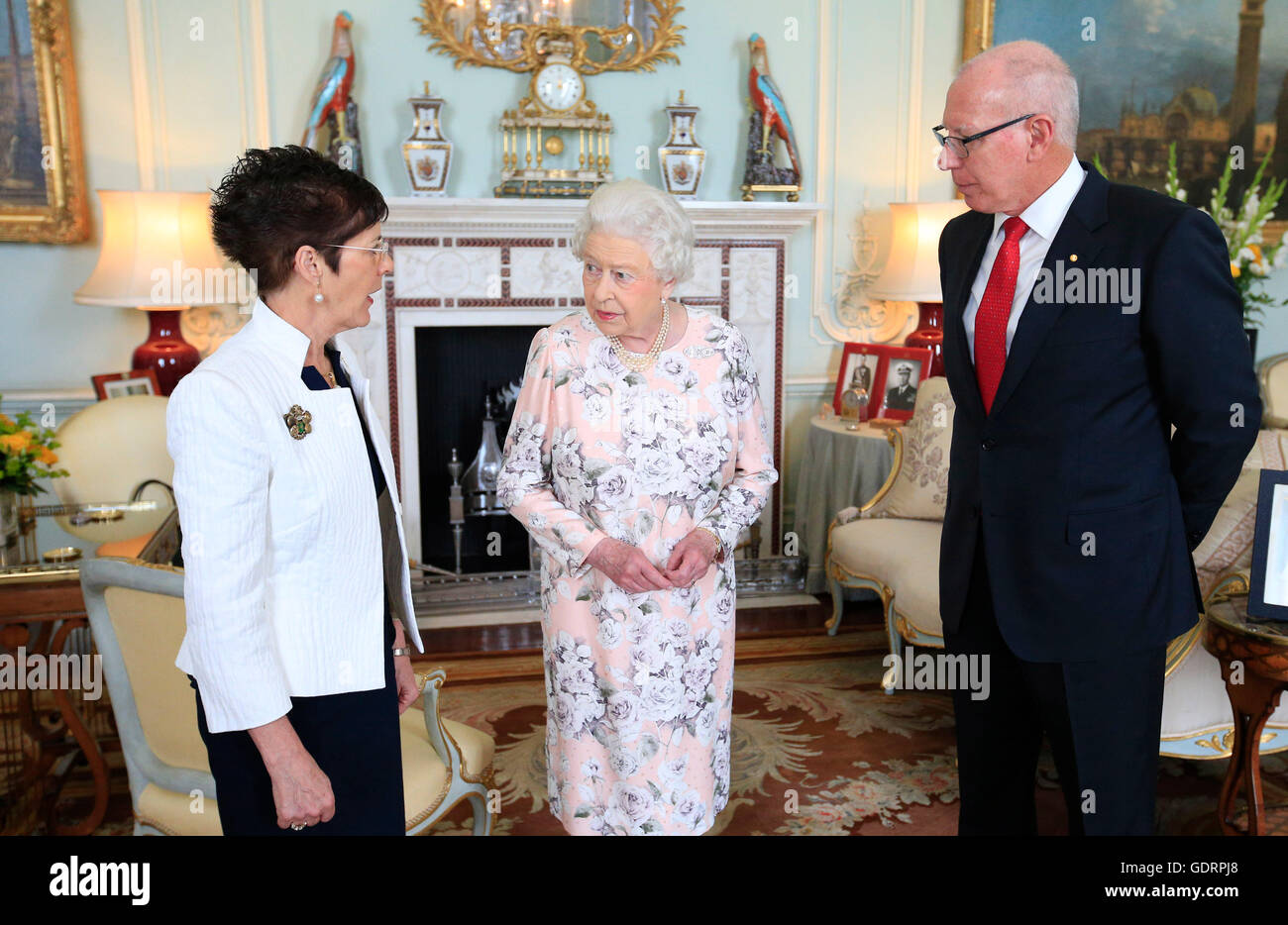 Queen Elizabeth II riceve David Hurley (a destra), governatore del Nuovo Galles del Sud e sua moglie Linda Hurley (sinistra), all'inizio di una udienza privata a Buckingham Palace di Londra. Foto Stock