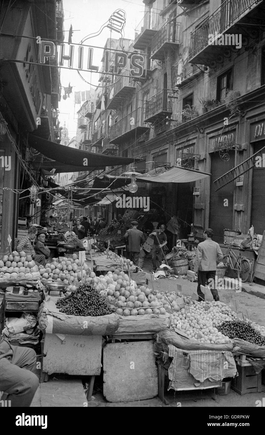 Le bancarelle del mercato con il cibo in un vicolo a Palermo, 1963 Foto Stock