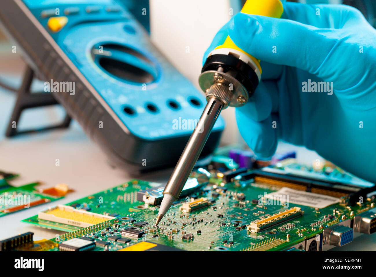 La saldatura dei chip sulla scheda a circuito stampato Foto Stock
