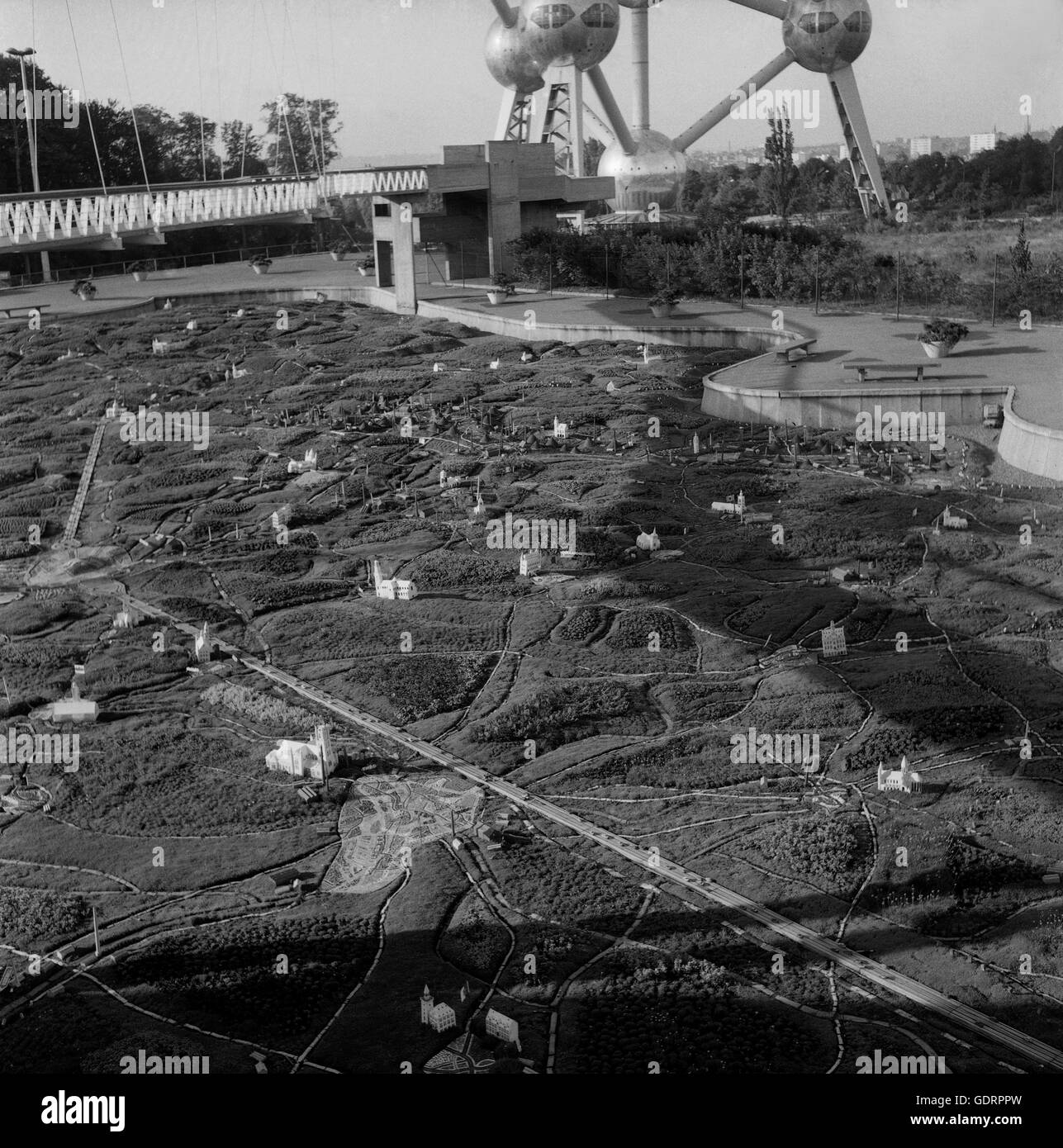 Paesaggio in miniatura nella parte anteriore del Atomium di Bruxelles, 1962 Foto Stock