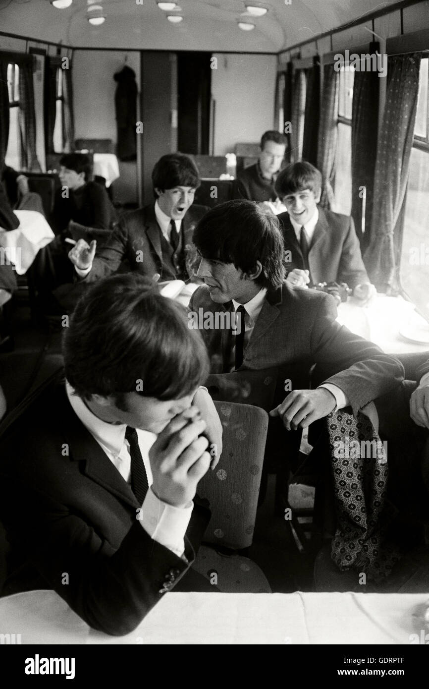 I Beatles nella carrozza ristorante su un Hard Days Night Train. Foto Stock