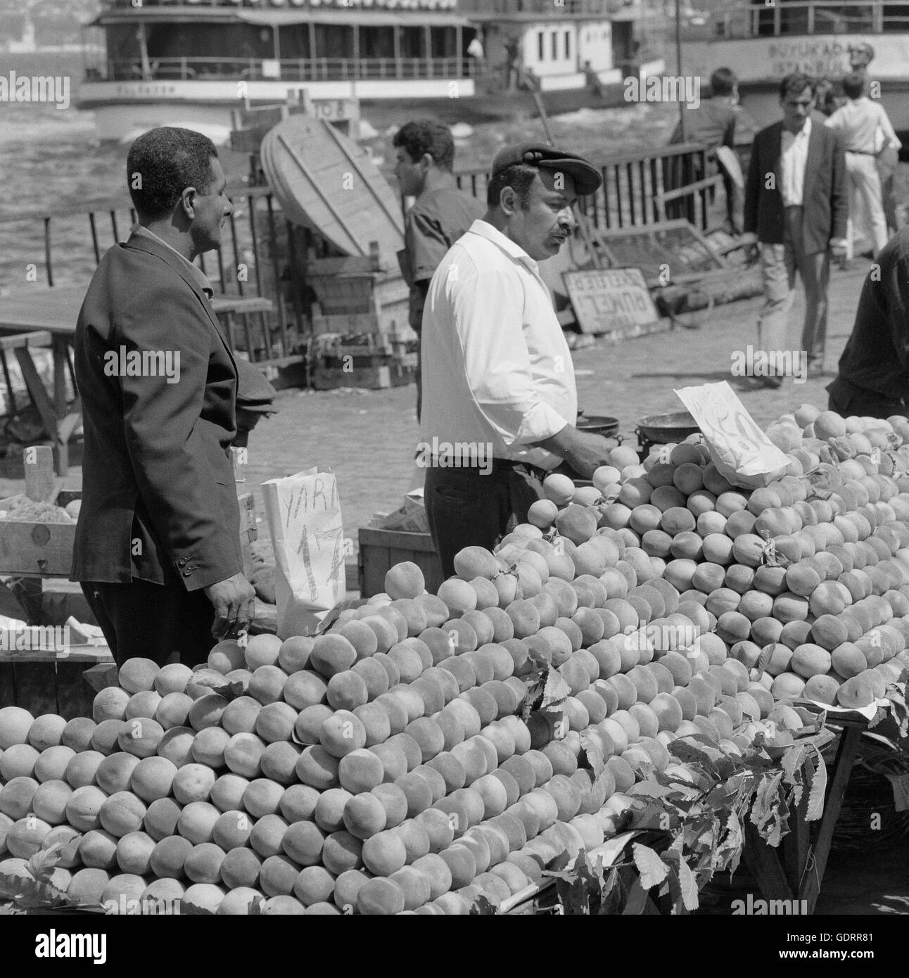 Gabbie di frutta in Istanbul, 1965 Foto Stock