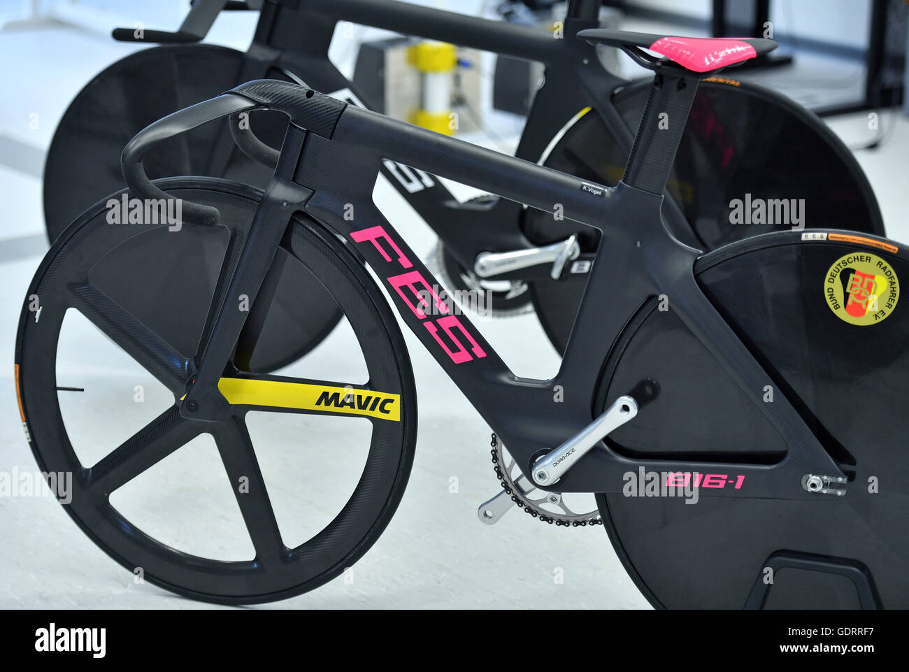 L'Istituto per la ricerca e lo sviluppo di attrezzature sportive (FES)  presenta il nuovissimo fissa la ruota di bicicletta per il tedesco della  pista Olimpica di ciclisti in Leipzig, Germania, 29 giugno