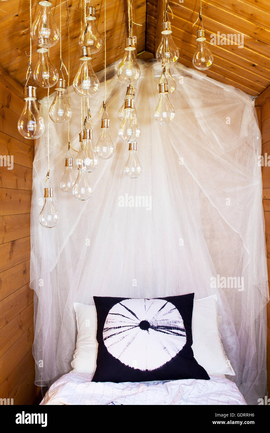 RHS Tatton Park Flower Show presenta. 19 Luglio, 2016. Favoloso presentano illustrato della RHS Tatton Flower Show a Knutsford, Cheshire, Regno Unito. L orticoltura annuale evento è una opportunità per i migliori designer del giardino nella zona di mostrare i loro stand per le migliaia di visitatori. Ondata di caldo con temperature al 30º centigradi + regione, i visitatori saranno benedetti con il display del fantastico show gardens in offerta. Champagne e vini pregiati sono sicuri di flusso come la mostra si muove verso la sua famosa "Signore giorno". Credito: Cernan Elias/Alamy Live News Foto Stock