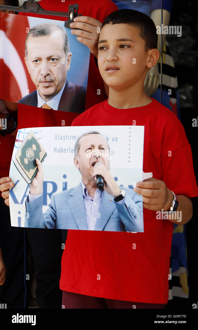 Hebron, West Bank, Territorio palestinese. Il 20 luglio, 2016. Palestinesi tenere i ritratti del Presidente turco Recep Tayyip Erdogan durante una manifestazione di protesta contro i militari tentativo di colpo di stato in Turchia in Cisgiordania città di Hebron 20 luglio 2016 © Wisam Hashlamoun APA/images/ZUMA filo/Alamy Live News Foto Stock