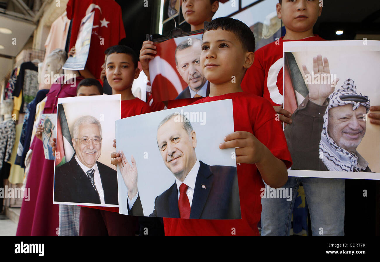 Hebron, West Bank, Territorio palestinese. Il 20 luglio, 2016. Palestinesi tenere i ritratti del Presidente turco Recep Tayyip Erdogan durante una manifestazione di protesta contro i militari tentativo di colpo di stato in Turchia in Cisgiordania città di Hebron 20 luglio 2016 © Wisam Hashlamoun APA/images/ZUMA filo/Alamy Live News Foto Stock