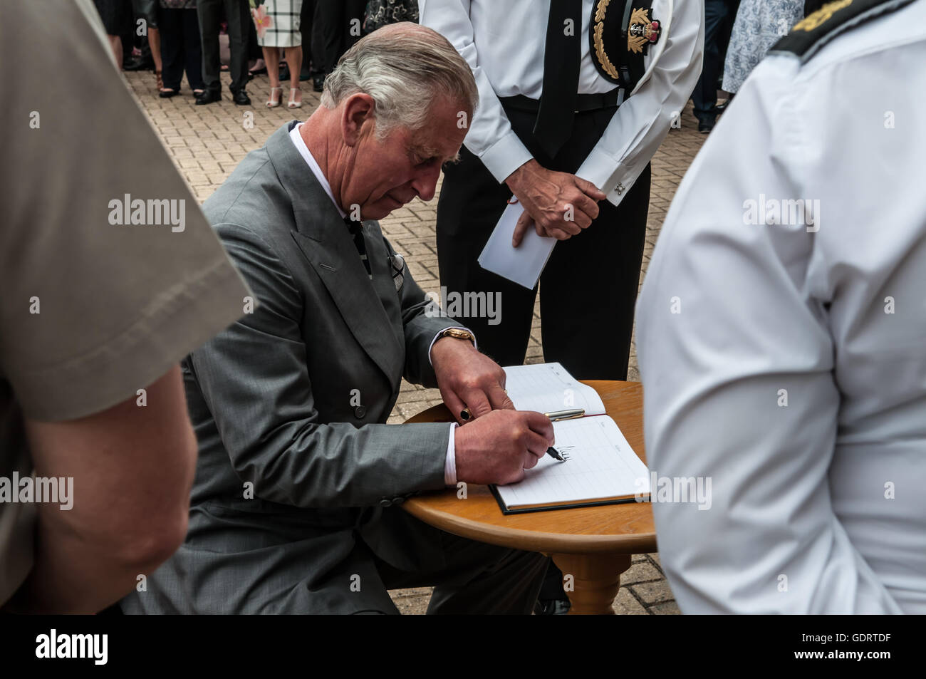 Di sua maestà la Base Navale di Devonport, Plymouth, Devon, Regno Unito Il 20 luglio 2016. S.a.r. il Principe di Galles Firma il libro degli ospiti. Credito: Steve Lewington/Alamy Live News Foto Stock