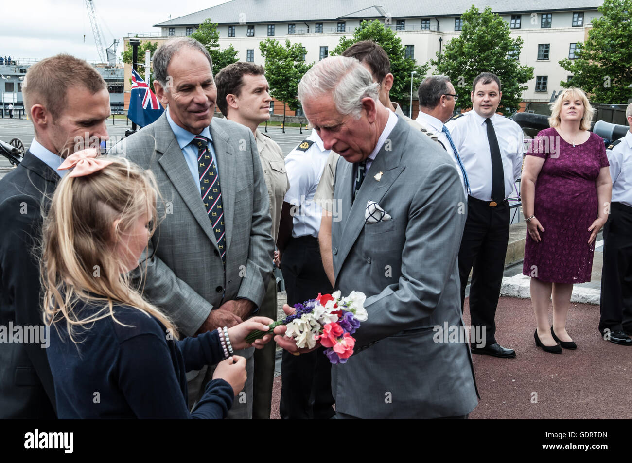 Di sua maestà la Base Navale di Devonport, Plymouth, Devon, Regno Unito Il 20 luglio 2016. S.a.r. il Principe di Galles incontra feriti Plymouth Royal Marine Mark Ormrod e sua figlia di 11 anni per ricevere un cesto di appena cresciuta produrre dalla guida il giardino degli eroi. Credito: Steve Lewington/Alamy Live News Foto Stock