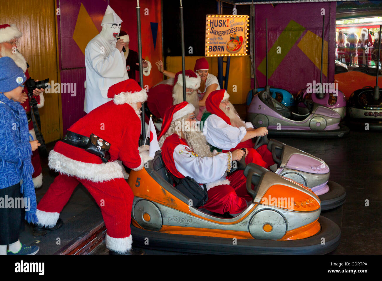 Klampenborg, Danimarca. Il 20 luglio, 2016. Le gare nel paraurti di automobili sono state uno dei concorsi in tutto il mondo di Babbo Natale di congresso. Per più di cinquanta anni di Babbo Natale da tutto il mondo sono venuti a tenere questa 3 giorni di congresso a Bakken,, il parco di divertimenti nel parco dei cervi appena a nord di Copenhagen. Il programma su questo ultimo giorno del congresso comprende un pentathlon tra i Babbi Natale che da più di dieci paesi, parate, animazione, ecc. Credito: Niels Quist/Alamy Live News Foto Stock