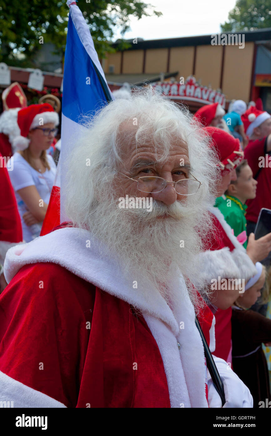 Klampenborg, Danimarca. Il 20 luglio, 2016. Un francese di Santa prende parte a concorsi presso il mondo di Babbo Natale di congresso. Per più di cinquanta anni di Babbo Natale da tutto il mondo sono venuti a tenere questa 3 giorni di congresso a Bakken,, il parco di divertimenti nel parco dei cervi appena a nord di Copenhagen. Il programma su questo ultimo giorno del congresso comprende un pentathlon tra i Babbi Natale che da più di dieci paesi, parate, animazione, ecc. Credito: Niels Quist/Alamy Live News Foto Stock