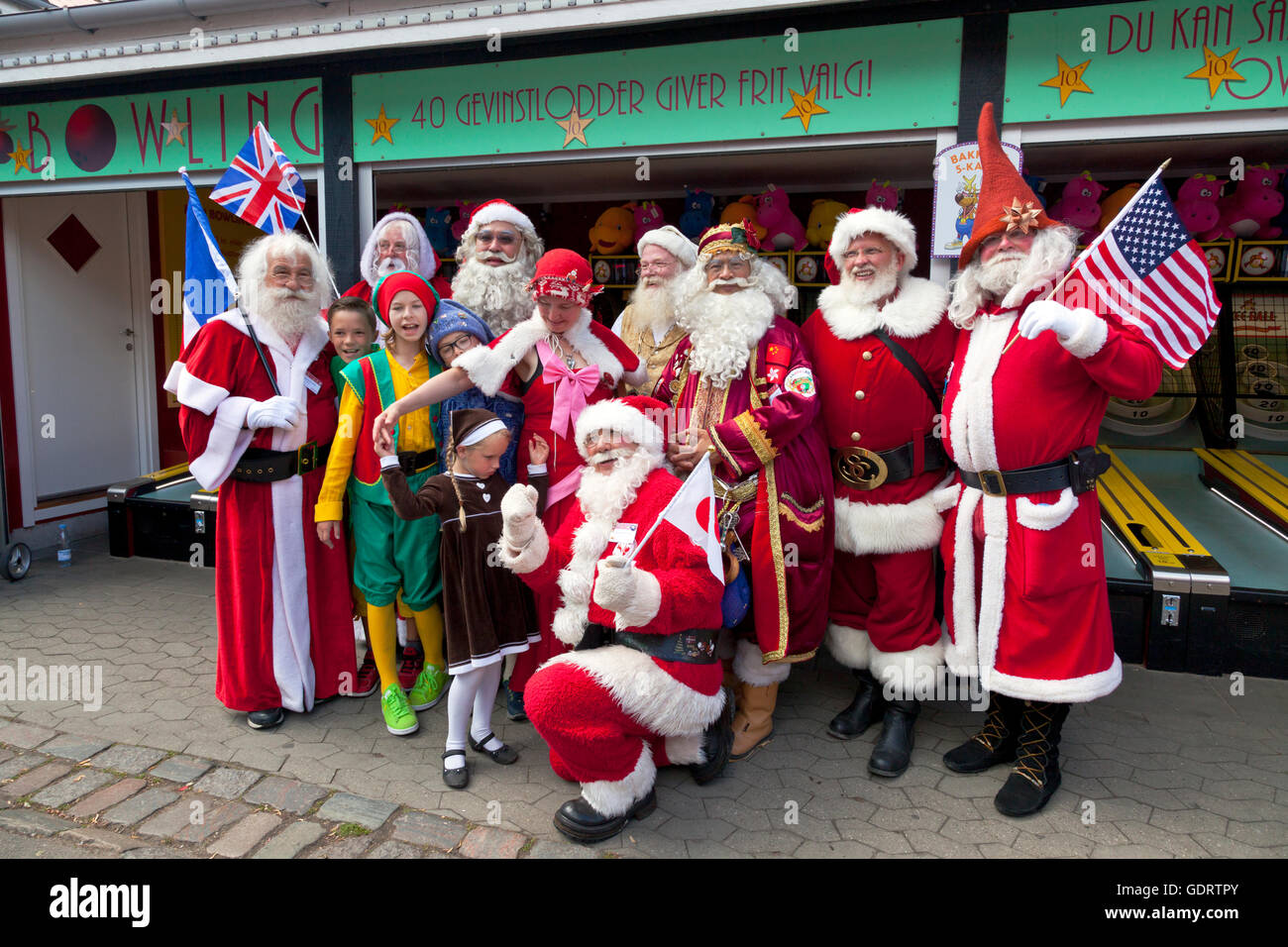 Klampenborg, Danimarca. Il 20 luglio, 2016. Il team internazionale di Babbo Natale che è arrivato secondo in competizioni leggermente sbattute dal team danese. Per più di cinquanta anni di Babbo Natale da tutto il mondo sono venuti a tenere questa 3 giorni il mondo di Babbo Natale di congresso a Bakken,, il parco di divertimenti nel parco dei cervi appena a nord di Copenhagen. Il programma su questo ultimo giorno del congresso comprende un pentathlon nella calura estiva tra i Babbi Natale che da più di dieci paesi. Credito: Niels Quist/Alamy Live News Foto Stock