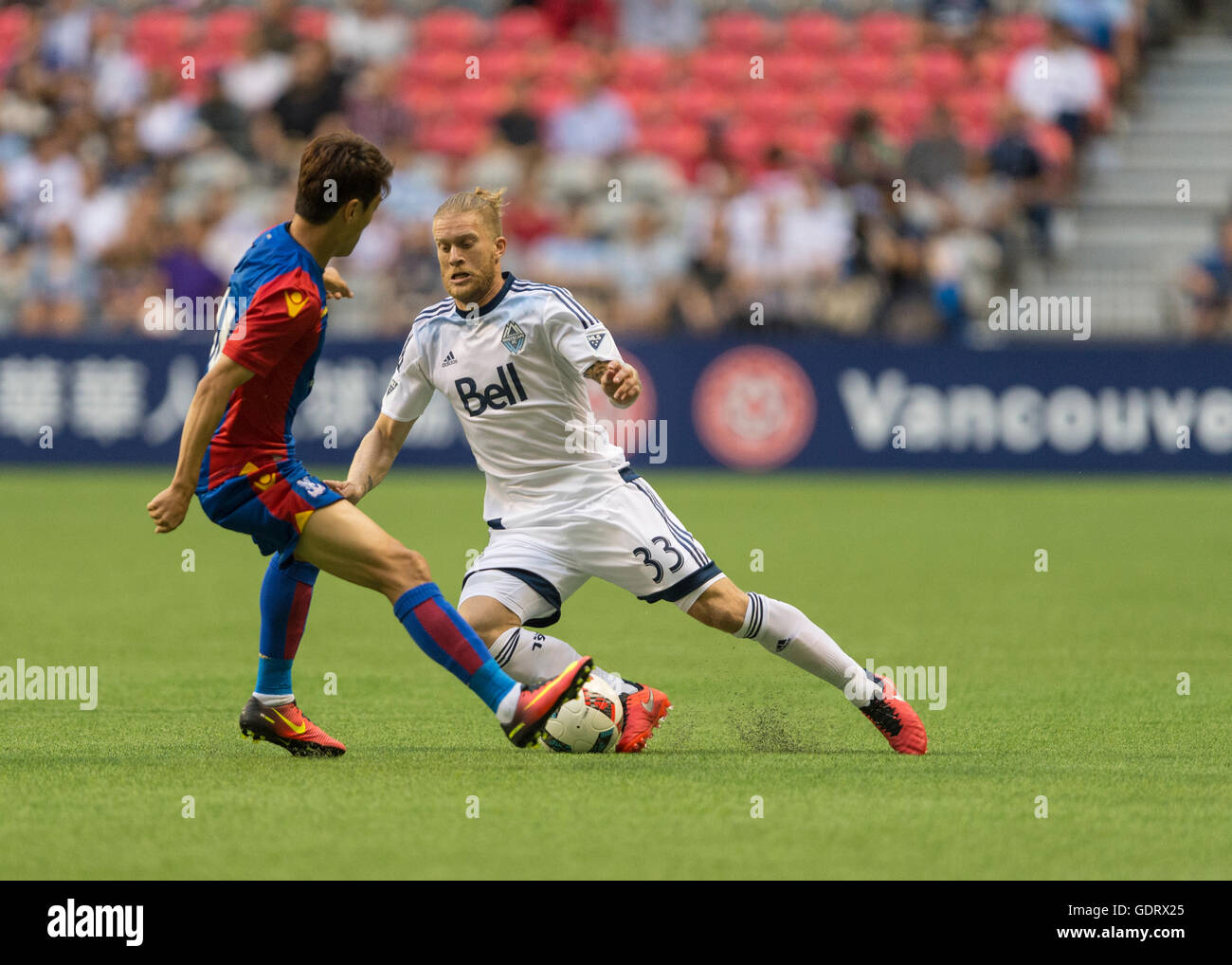 Vancouver, Canada. 19 Luglio, 2016. Marcel de Jong (33) di Vancouver Whitecaps in azione con Lee Chung-Yong (14) di Crystal Palace. Vancouver Whitecaps vs Crystal Palace, BC Place Stadium. Final 2-2. Credito: Gerry Rousseau/Alamy Live News Foto Stock